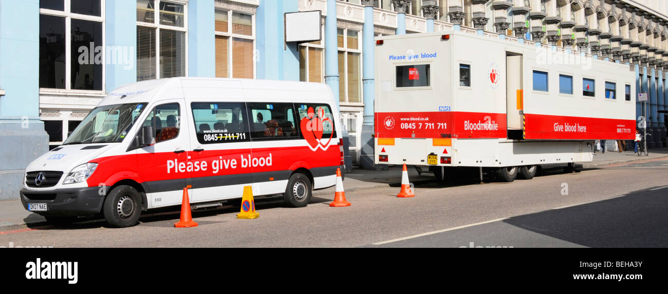 NHS Blood Donor mobile Sammelfahrzeuge in London Straße geparkt Stockfoto