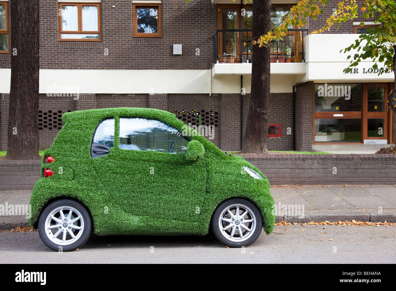 Auto in kunstrasen bedeckt -Fotos und -Bildmaterial in hoher Auflösung –  Alamy