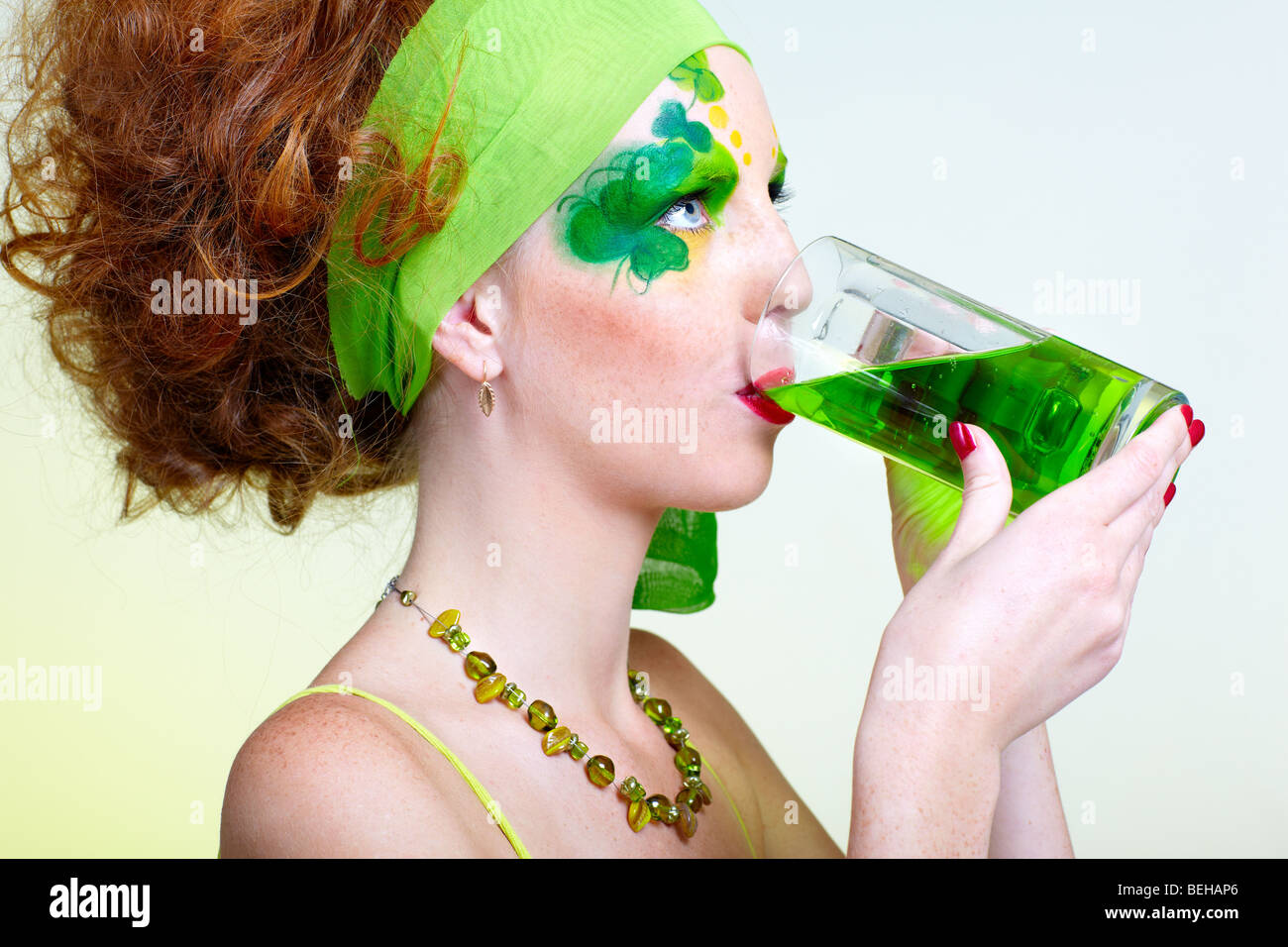 Portrait von schöne rothaarige Model mit Shamrock Körperkunst grüne Bier trinken Stockfoto