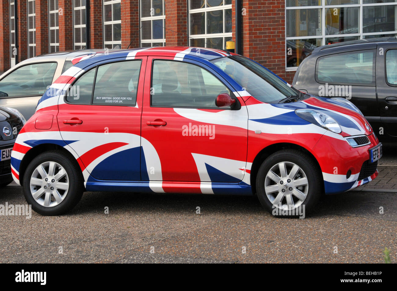 Nissan Micra Auto mit Anschluß-Markierungsfahne Grafiken als Bestandteil einer kaufen britische marketing-Kampagne für das Werk Sunderland Stockfoto