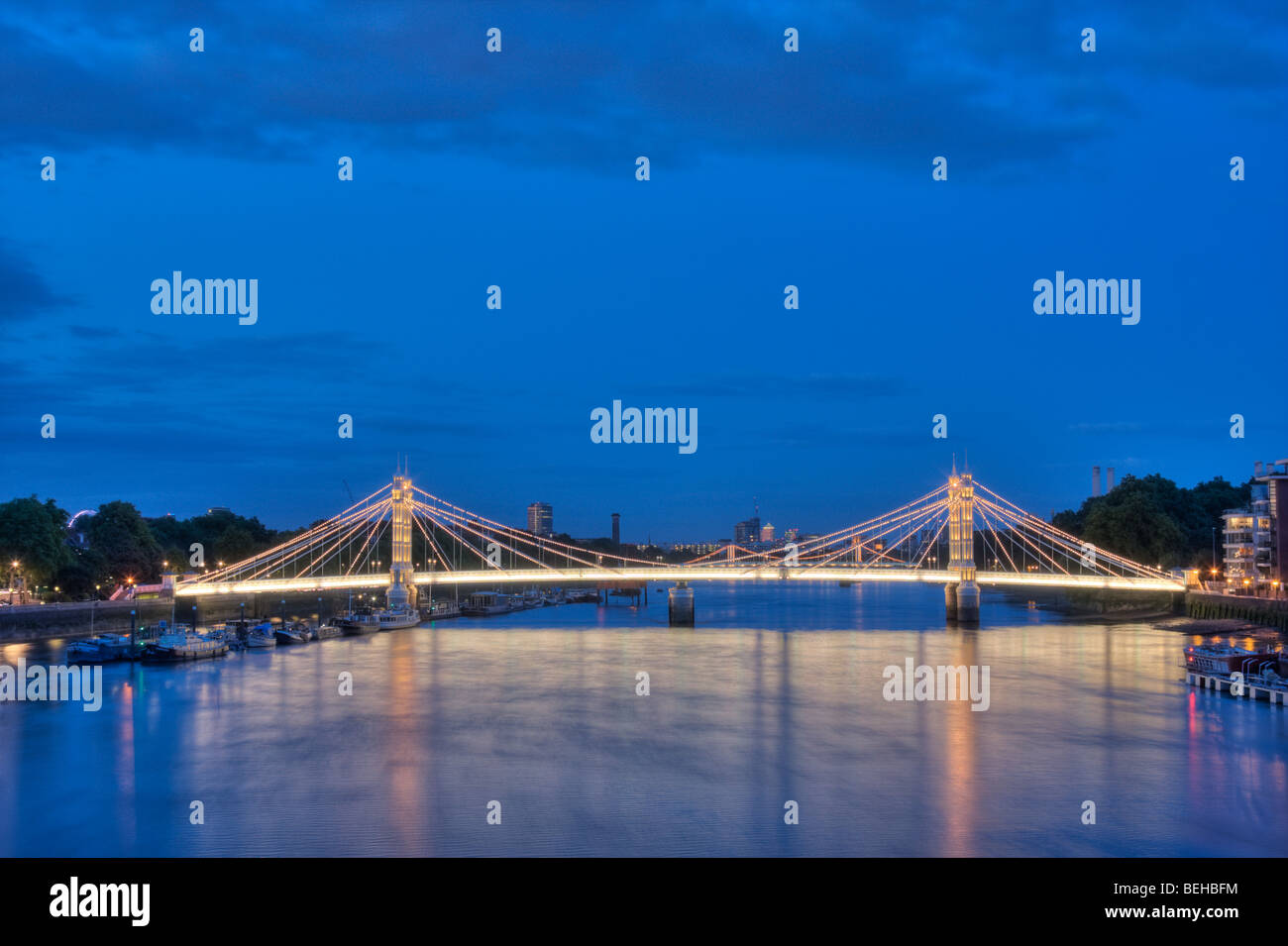 Eine beleuchtete Albert Bridge über die Themse bei Nacht Stockfoto