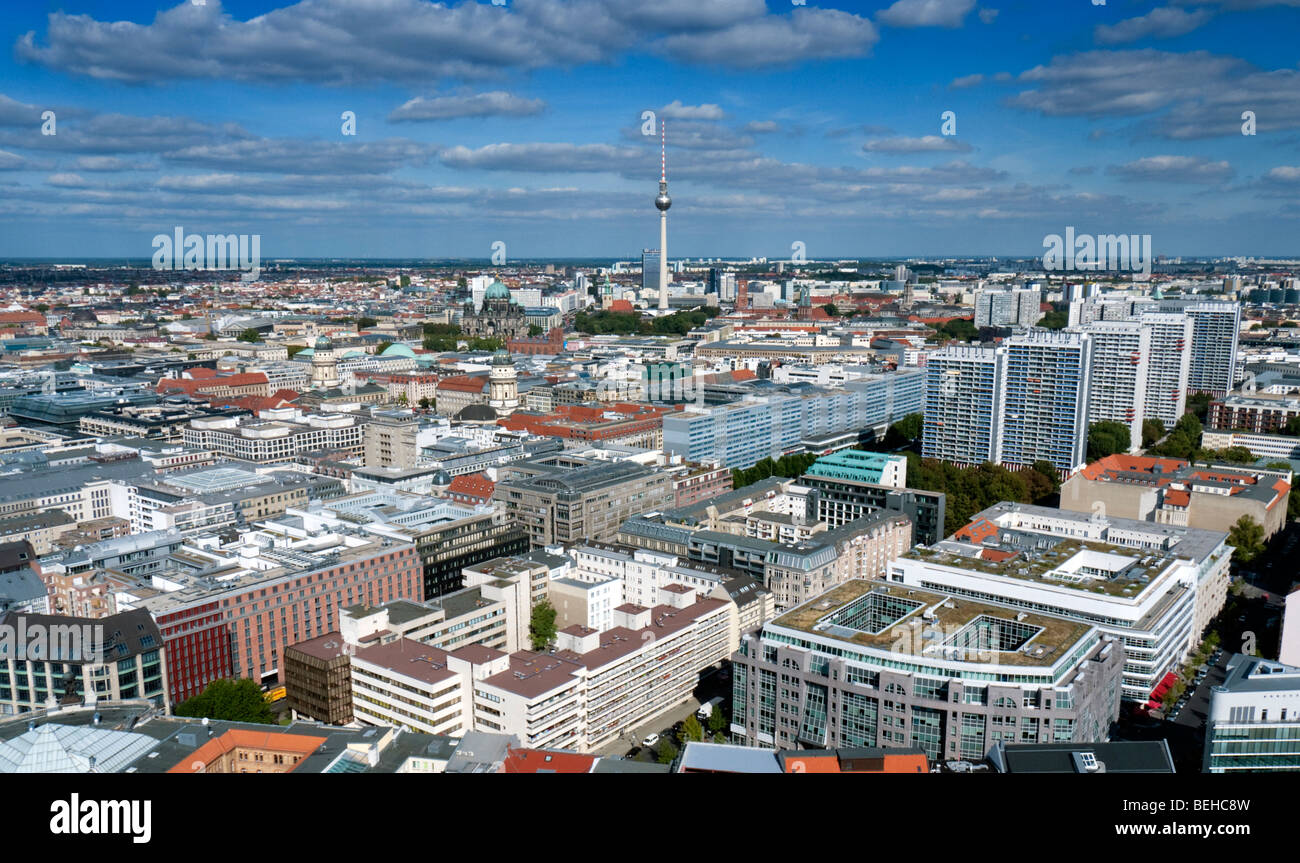 Blick auf Skyline von Berlin mit Fernsehturm oder Fernsehturm am Alexanderplatz nach hinten Stockfoto