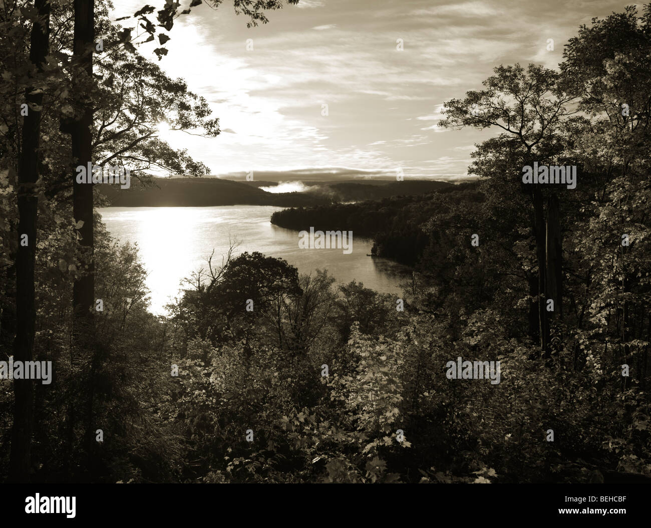 Schöne Herbst Natur Landschaft umrahmt mit bunten Bäumen im Morgengrauen über Rauch See Stockfoto