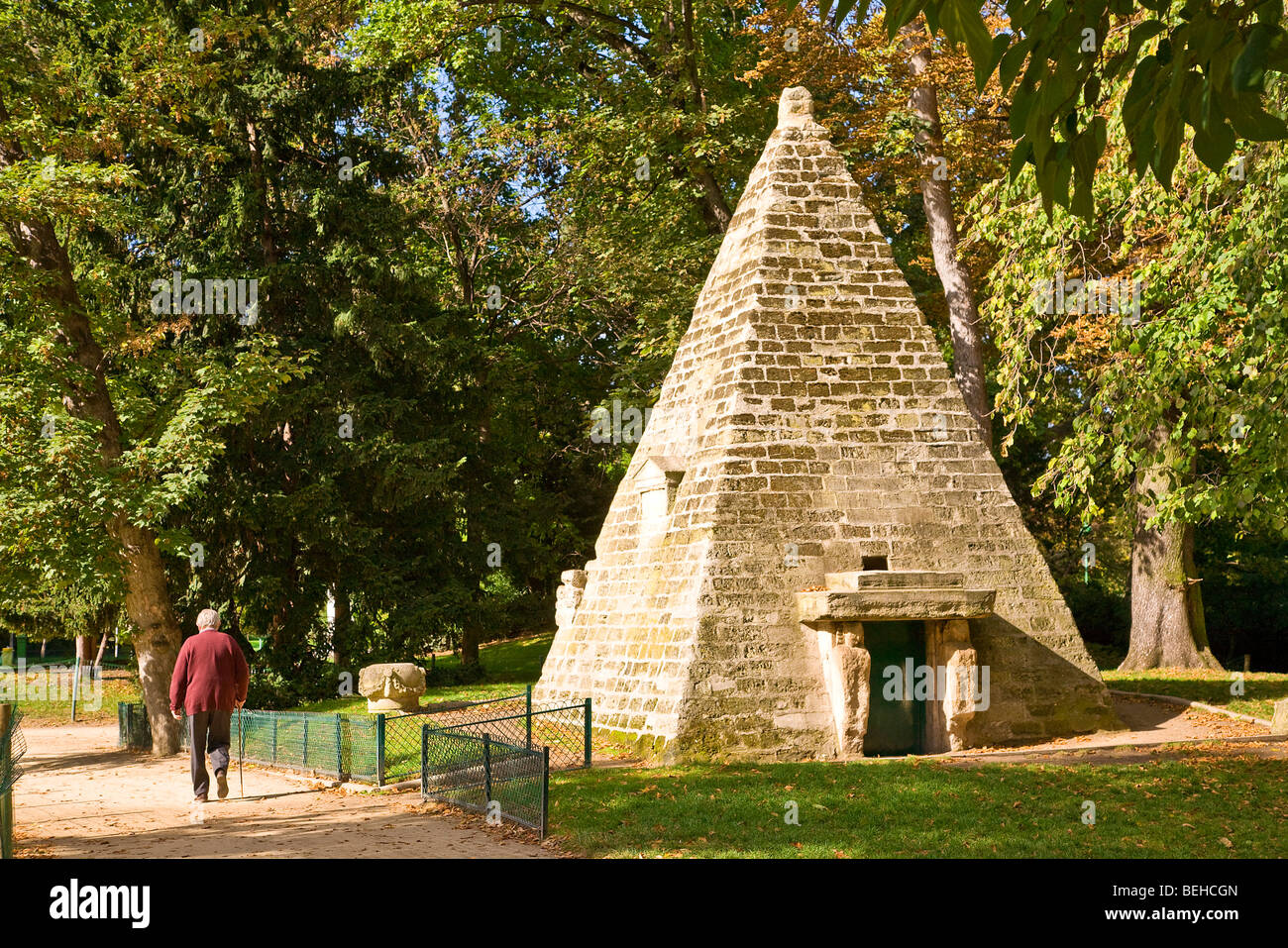PYRAMIDE IM PARC MONCEAU, PARIS Stockfoto