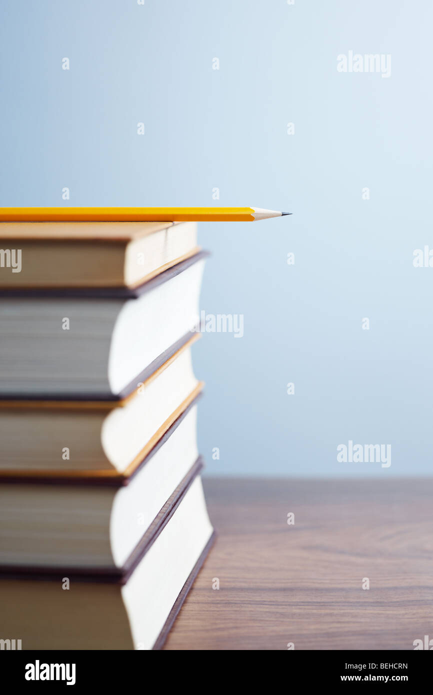 Stapel von Büchern und Bleistift auf Schreibtisch. Tiefenschärfe, Textfreiraum Stockfoto