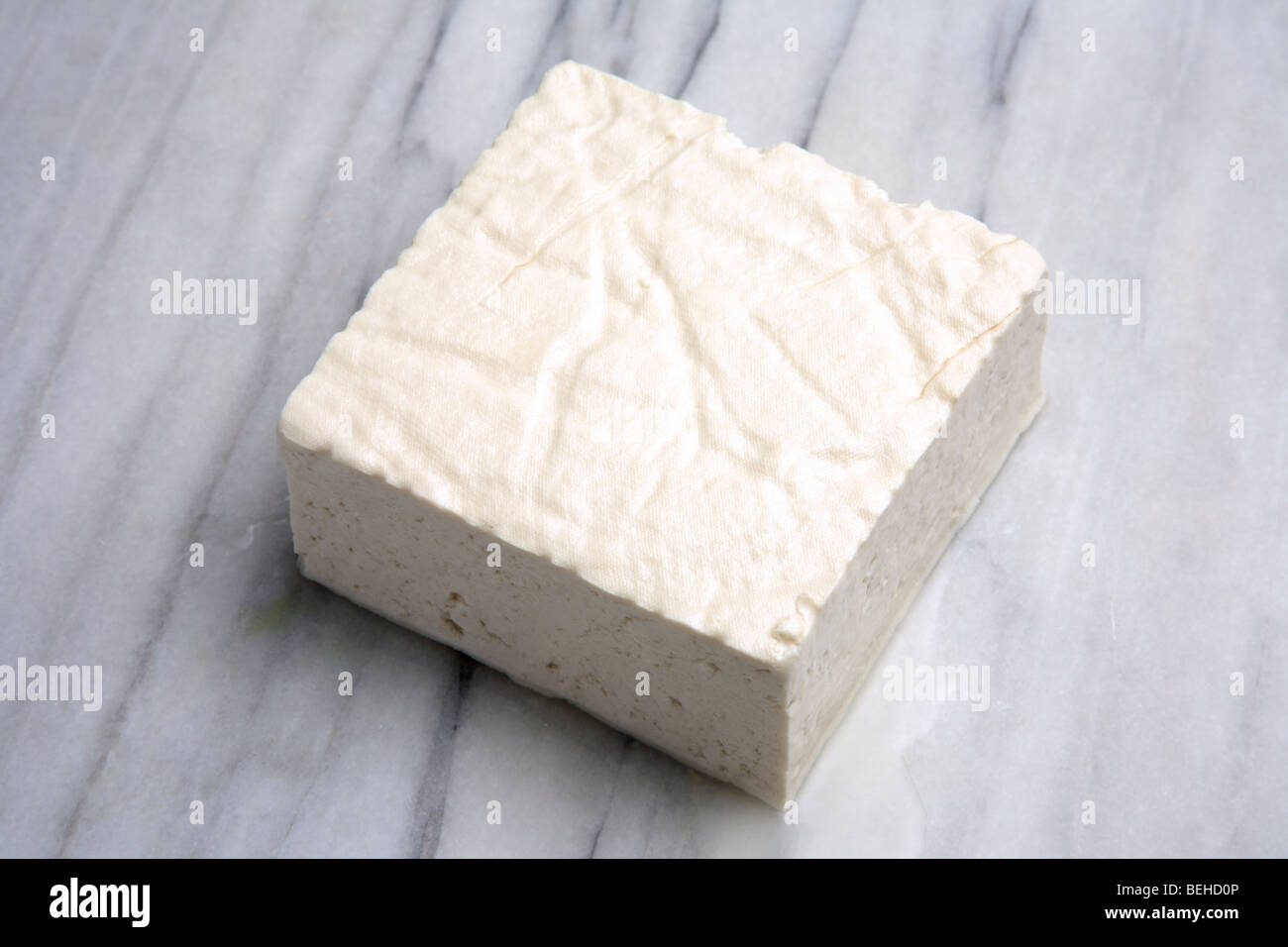 Platte aus frischen fester Tofu auf Marmor Hintergrund. Stockfoto