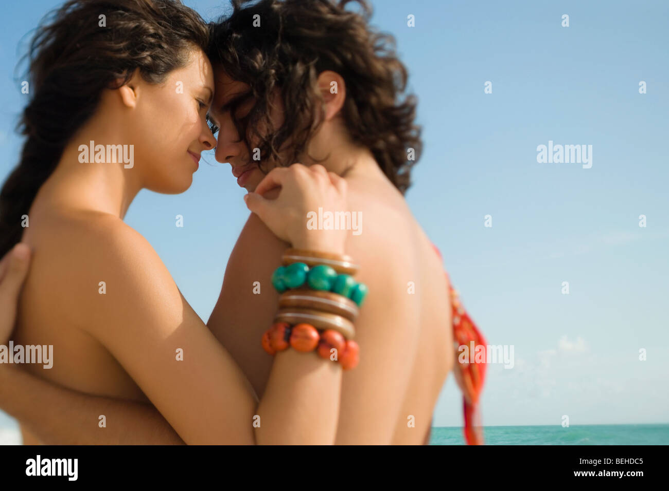 Seitenansicht eines jungen Paares romancing am Strand Stockfoto