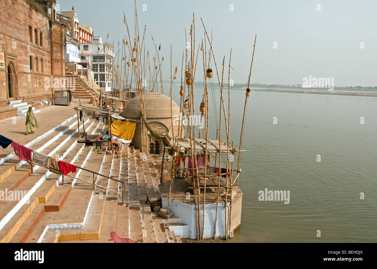Am Ufer des heiligen Flusses Ganges, Varanasi, Indien Stockfoto
