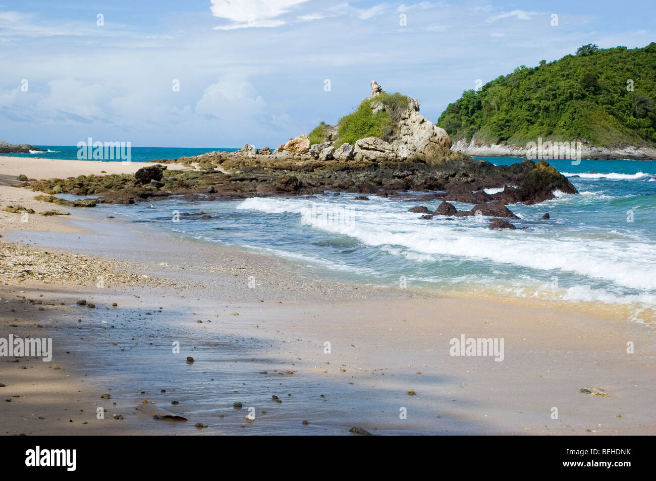 Thailand, Phuket Island - September 2009. NaiHarn Strand mit sauberen Sand und blaue Andamanensee. Stockfoto