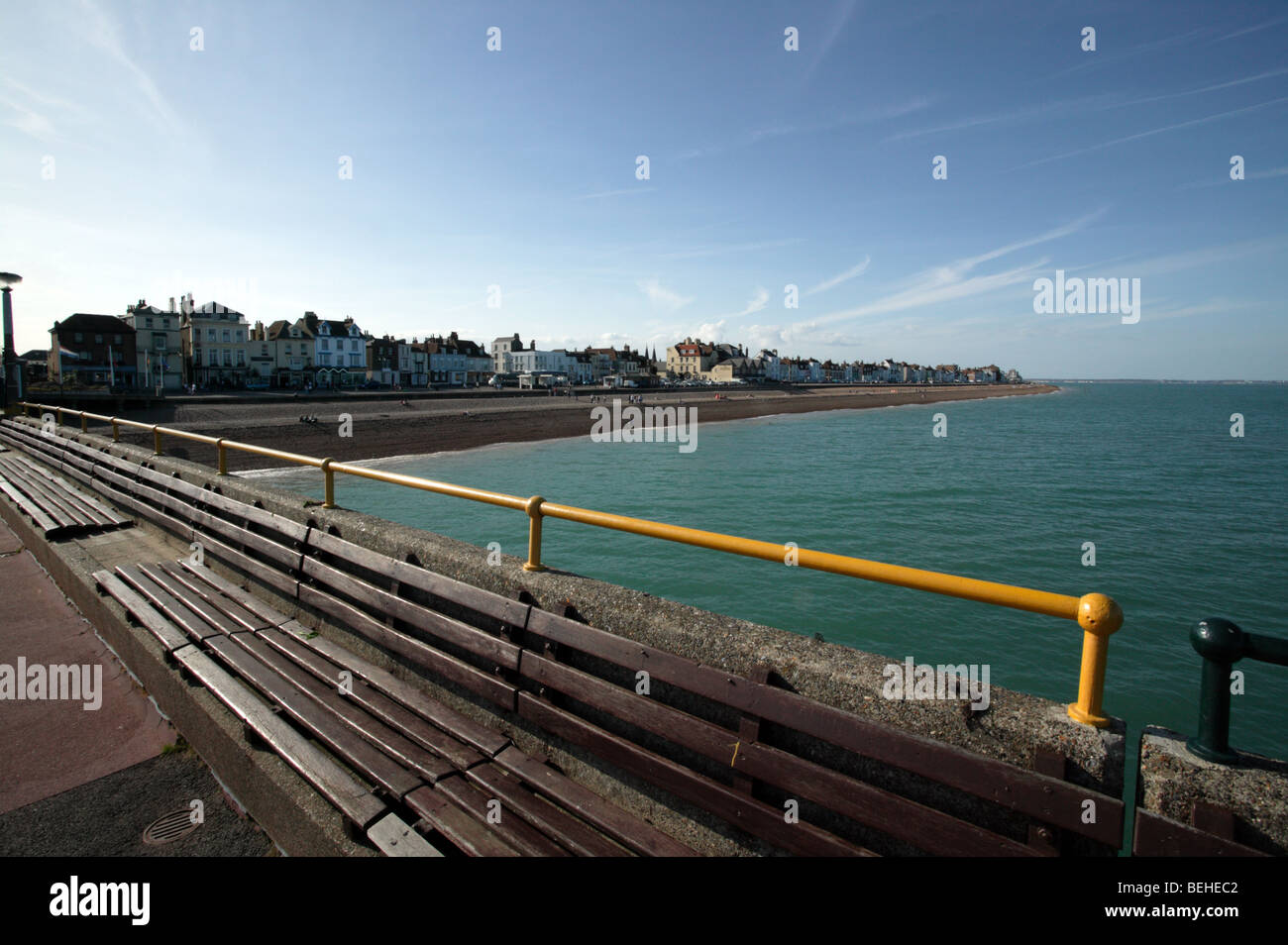 Im Weitwinkel Deal direkt am Meer und seine Kiesstrand von der Pier aus gesehen Stockfoto