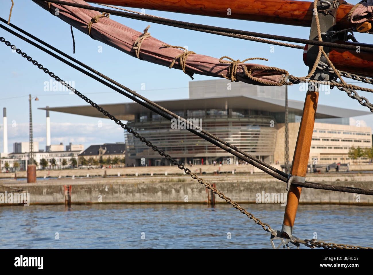 Das neue Opernhaus am Wasser durch den Bugspriet und das Rigg von einem alten Segelschiff im Hafen von Kopenhagen zu sehen. Stockfoto
