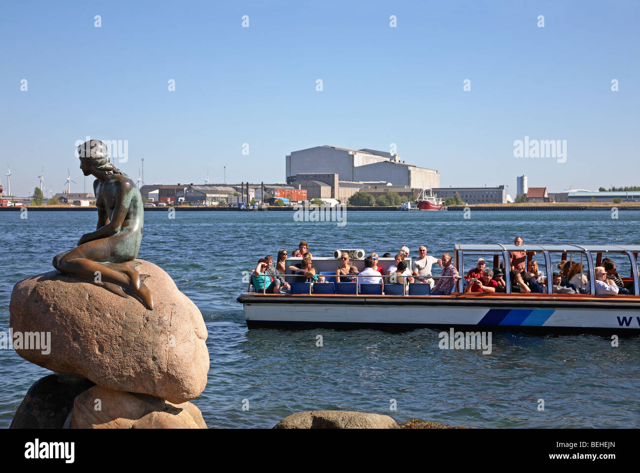 Eine Rundfahrt Schifffahrt Boot auf eine Sightseeing-Tour auf die kleine Meerjungfrau im Hafen von Kopenhagen, Dänemark. Stockfoto