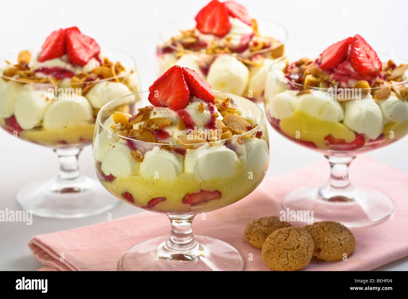 Trifle mit Erdbeeren Dessert essen Stockfoto