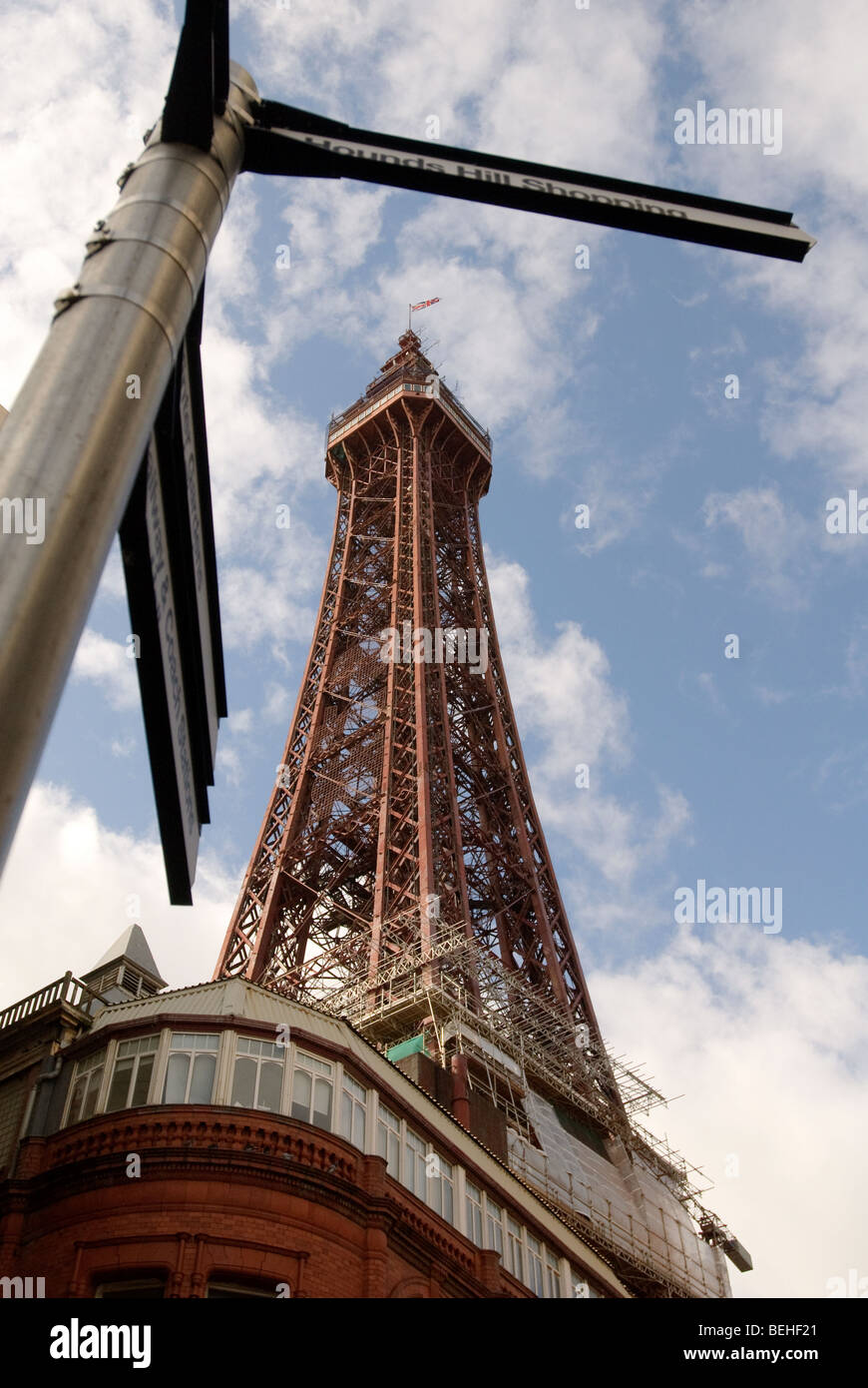 Blackpool Tower mit Ziel-Schild Stockfoto