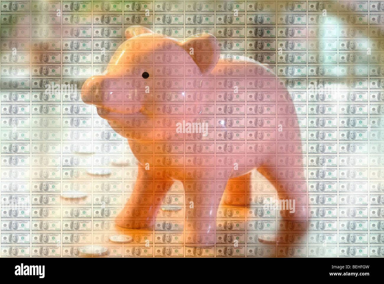 Ein rosa Keramik Sparschwein über gelegt mit einem Blatt von 100 US-Dollar. Stockfoto