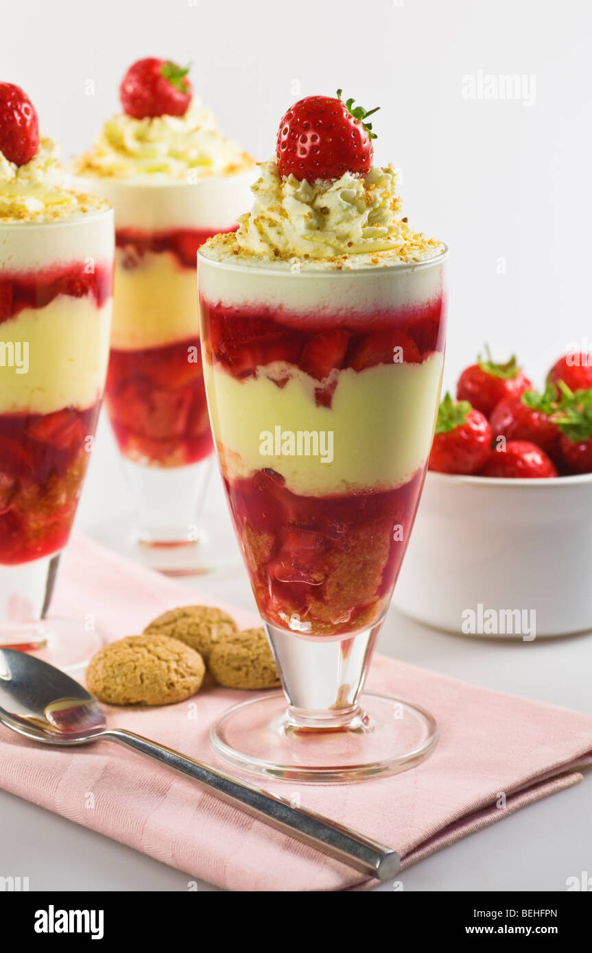 Trifle mit Erdbeeren Dessert essen Stockfoto
