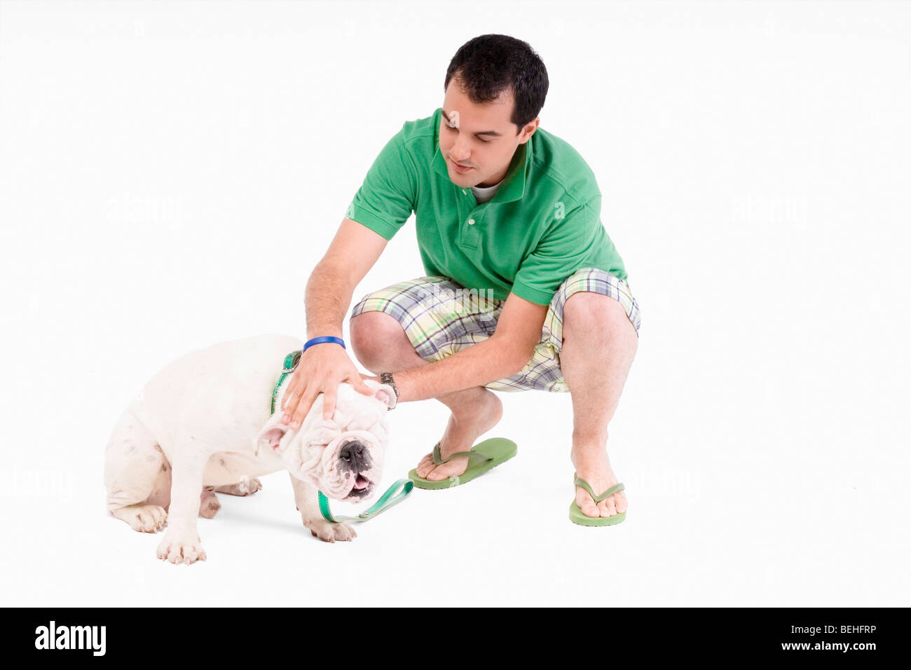 Junger Mann verwöhnt einen Hund Stockfoto