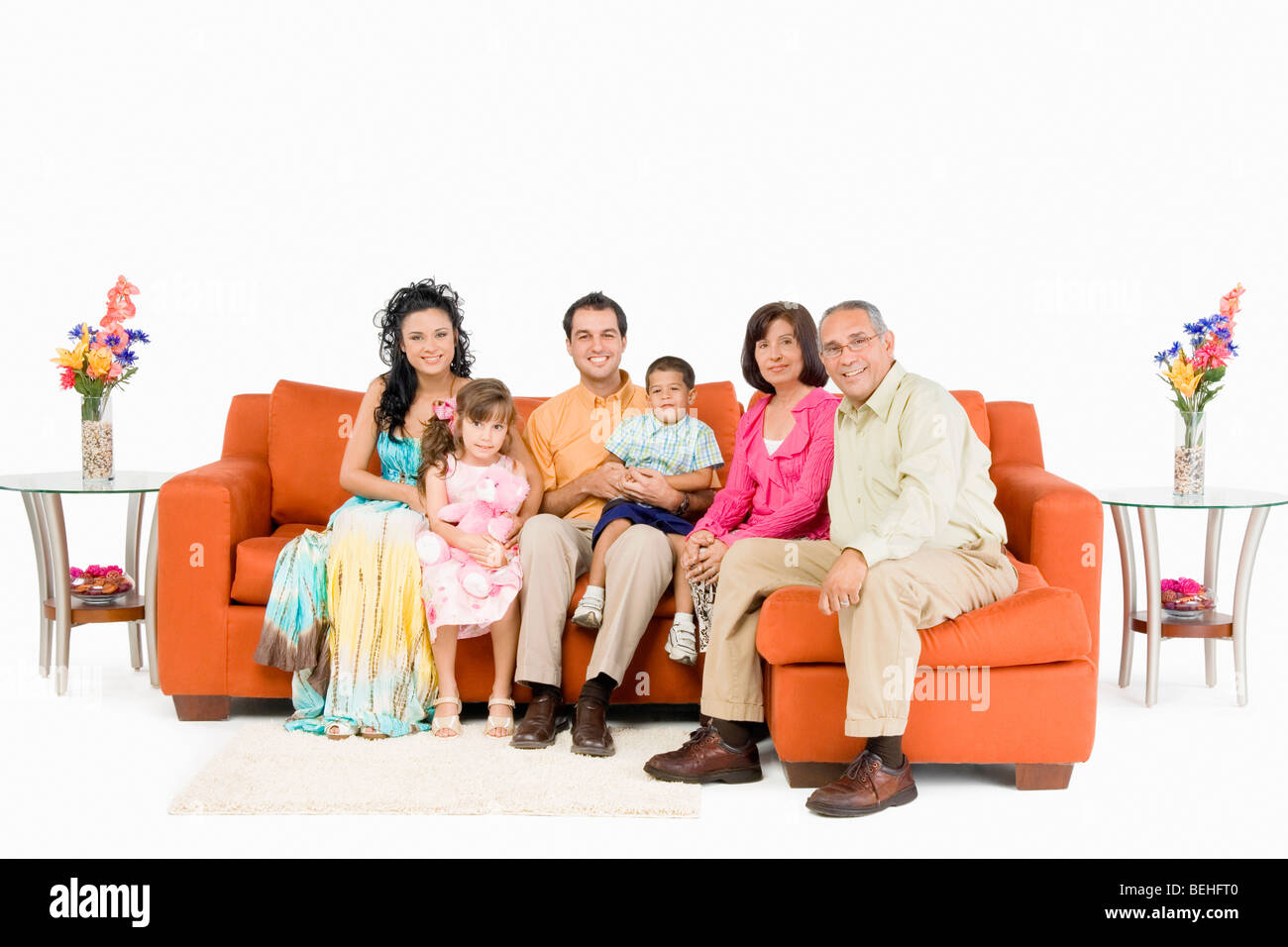 Porträt einer Familie auf Sofas sitzen und Lächeln Stockfoto