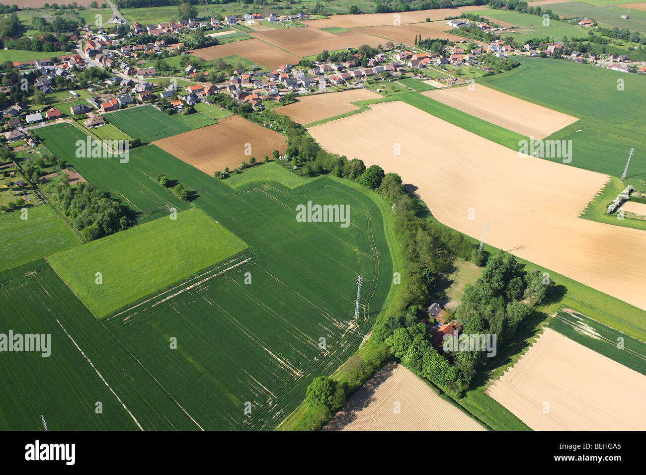 Urbanisierung an der Grenze der landwirtschaftlich genutzten Fläche mit Feldern, Wiesen und Hecken aus der Luft, Belgien Stockfoto