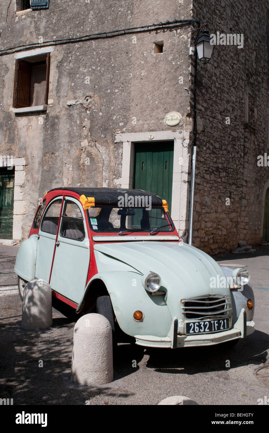 Citroen 2CV, Deux Chevaux Vapeur, Gamben le Fort Village, Frankreich Stockfoto