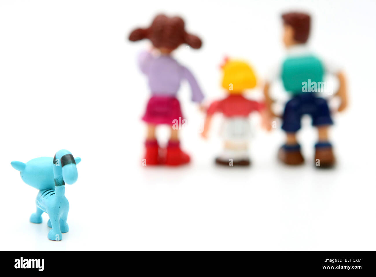 Ausschnitt aus einer Familie von kleinen Figuren auf weißem Hintergrund Stockfoto