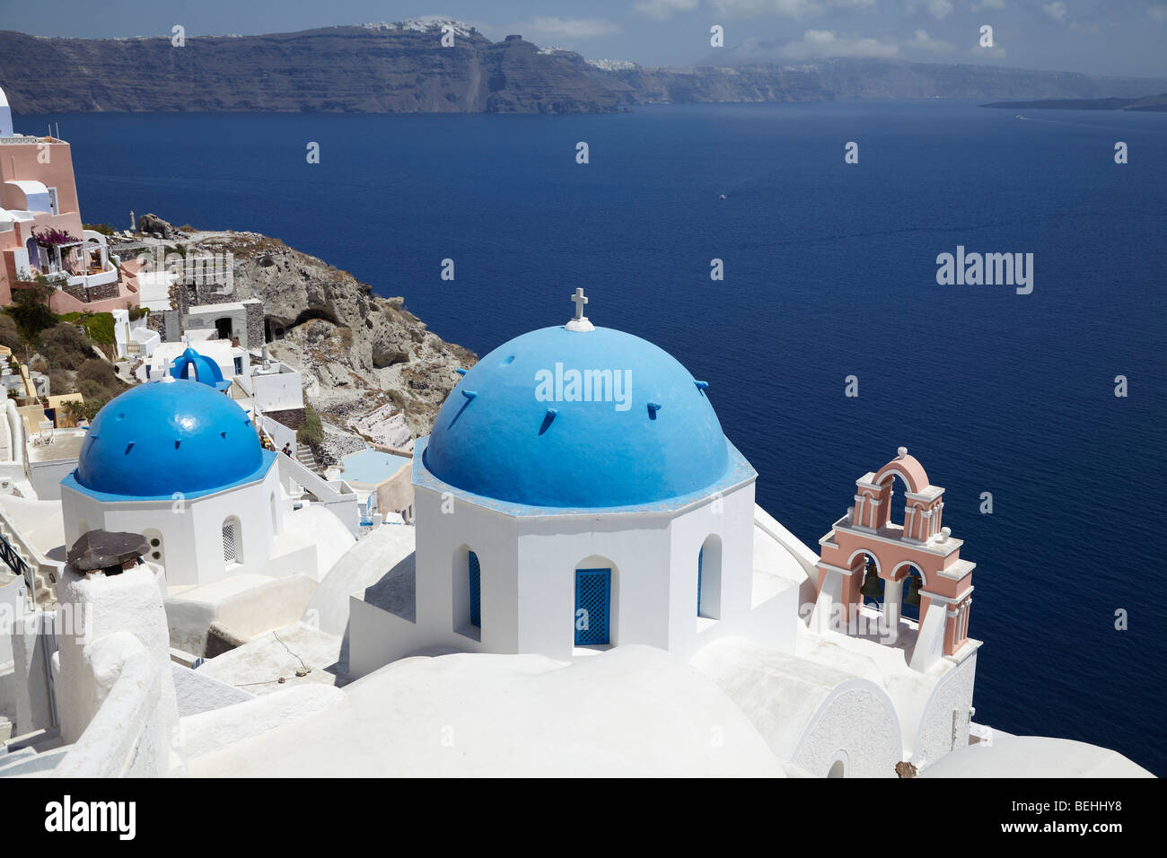 Griechische weiße Kirchen mit blauen Kuppeln mit Blick aufs Meer, Oia, Santorini, Kykladen, Griechenland. Stockfoto