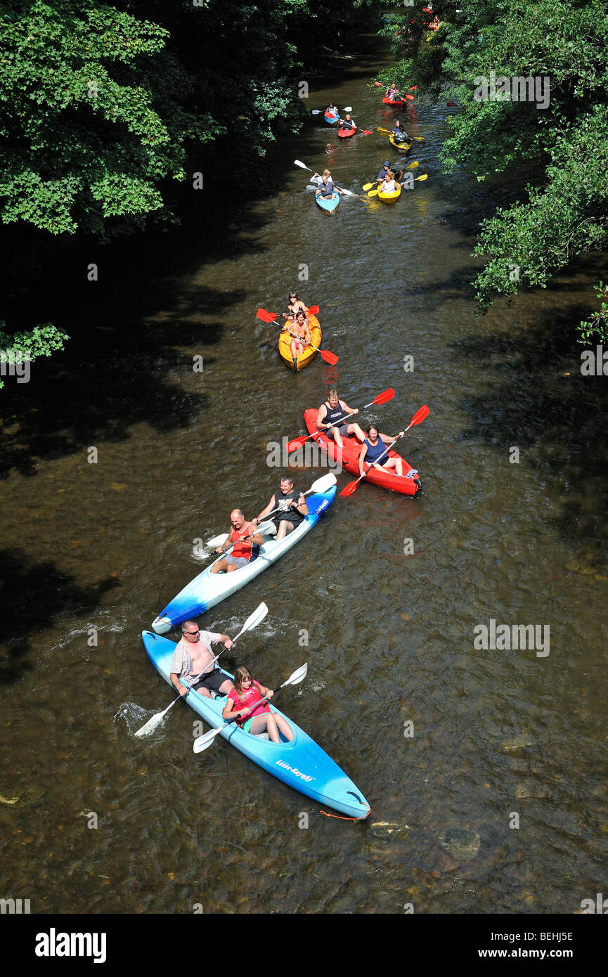 Kajakfahrer / Kanufahrer Kajak / Kanu in bunten Kajaks / Kanus auf dem Fluss Lesse in den belgischen Ardennen, Belgien Stockfoto