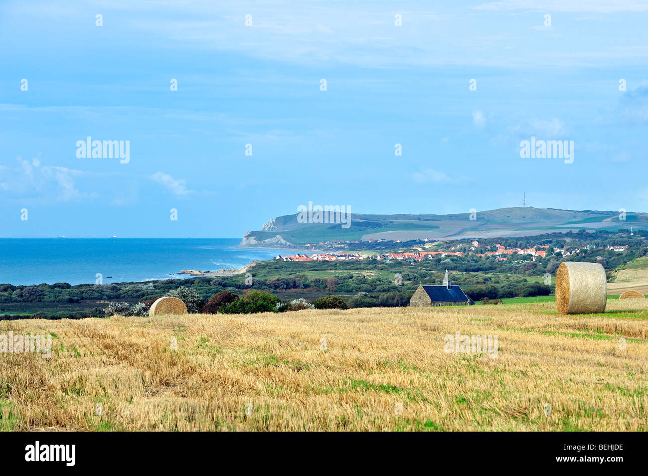 Feld und das Dorf Hamiot und Cap Blanc-Nez mit Obelisk der Gedenkstätte Dover Patrol, Côte d ' Opale, Frankreich Stockfoto