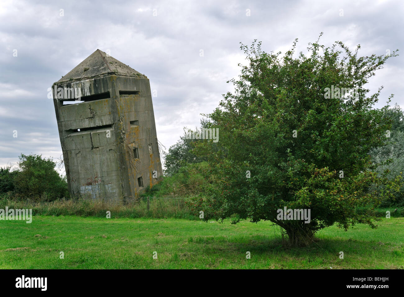 WW2 La Tour Penchée, zweiten Weltkrieg zwei Beobachtung Turm Bunker am Oye Plage, Côte d ' Opale, Frankreich Stockfoto