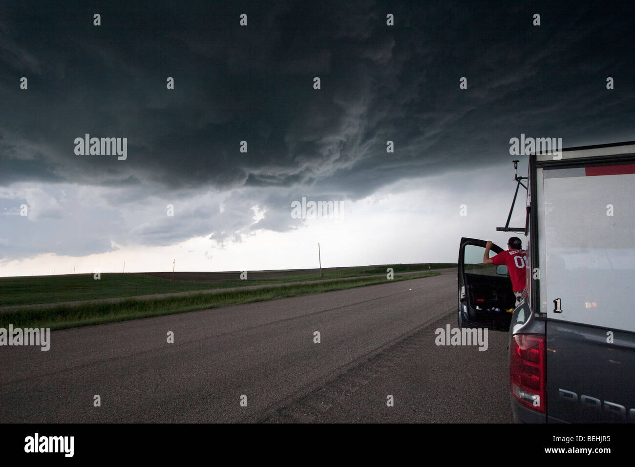 Sturmjäger mit Projekt Vortex 2 sehen Sie eine Trichter Wolke Form in Goshen County, Wyoming, USA, 5. Juni 2009. Stockfoto
