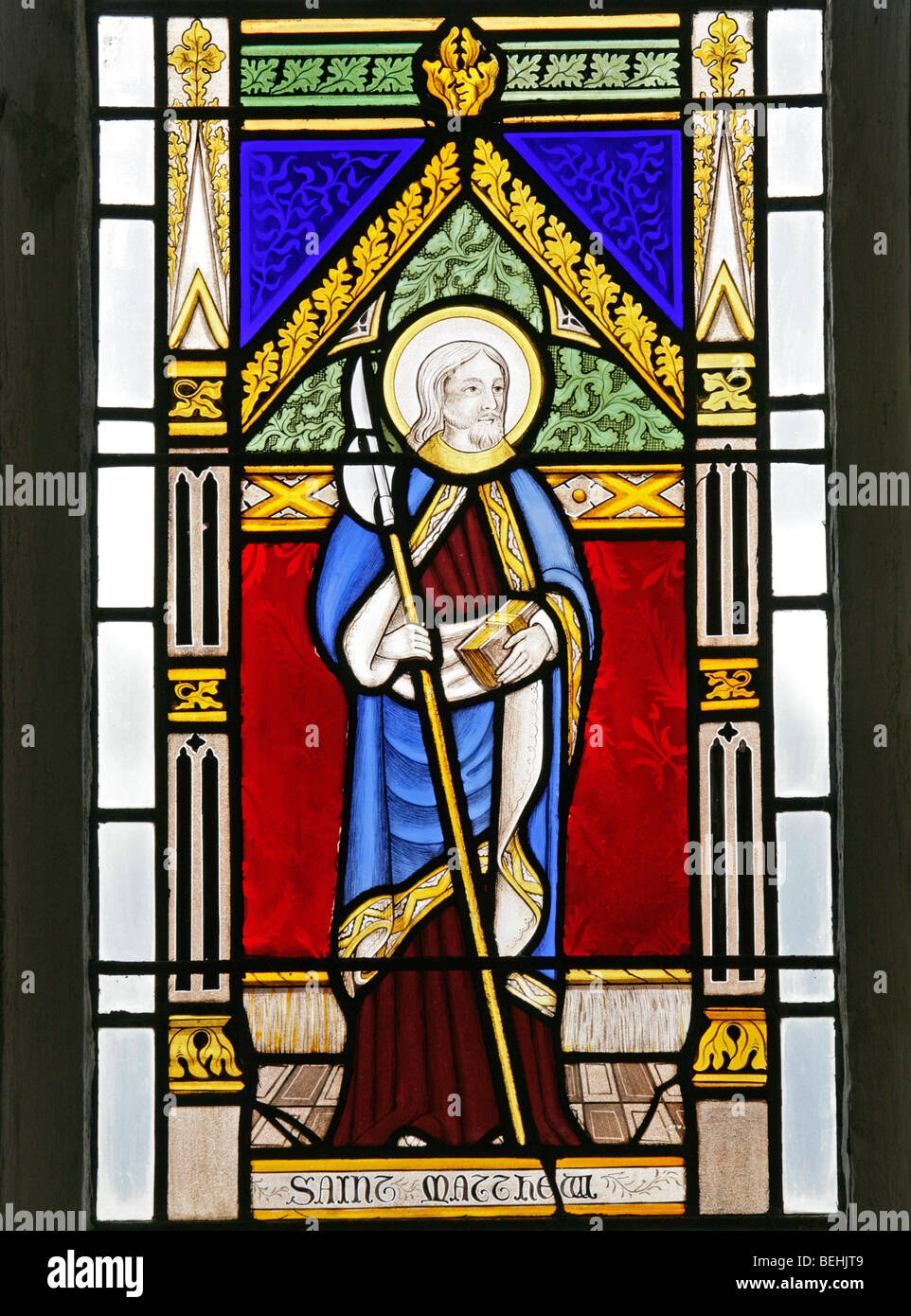 Einem Glasfenster St. Matthäus, der Apostel, alle heiligen Kirche, Wighton, Norfolk von Joseph Gewährung von costessey Stockfoto