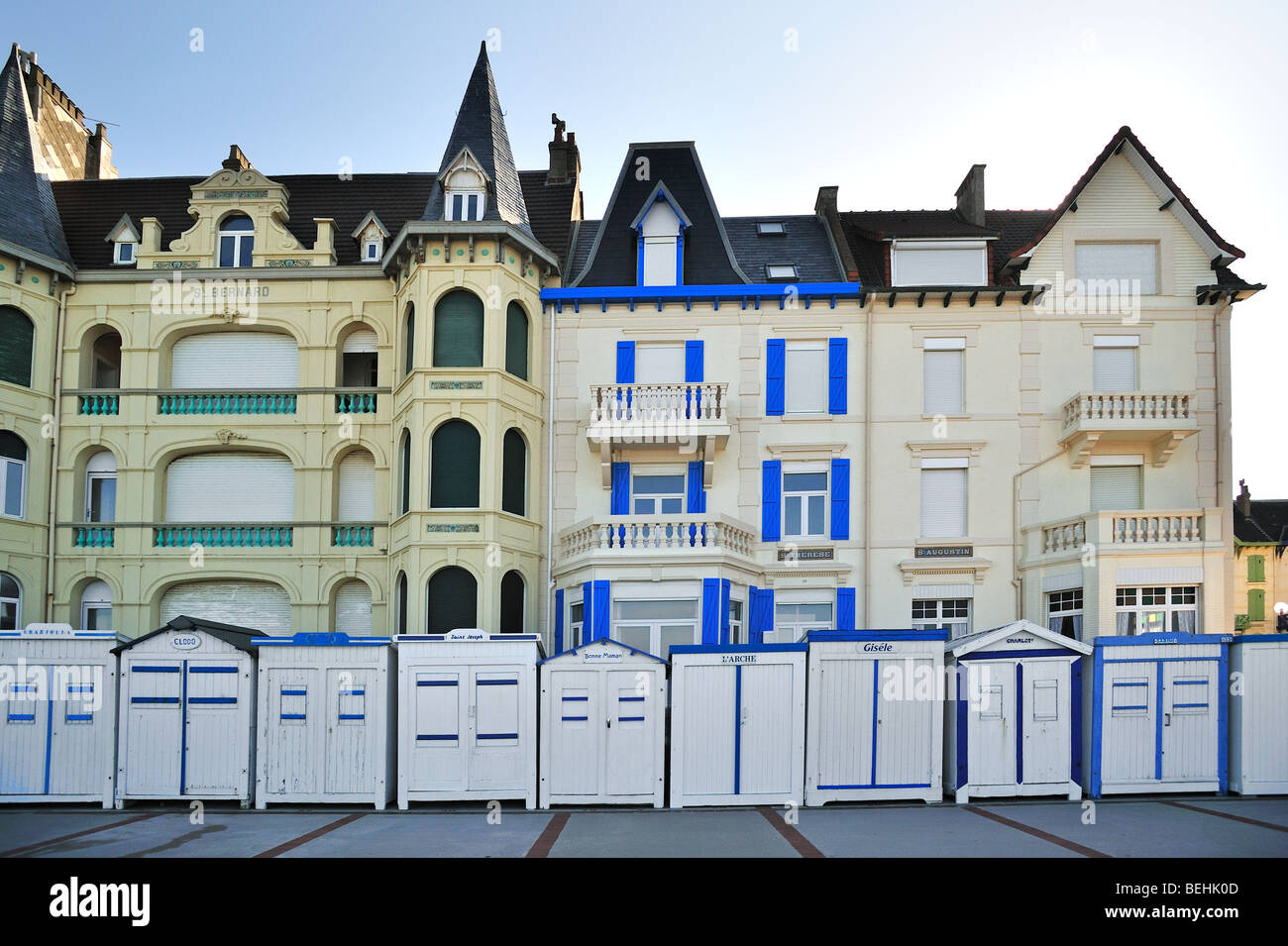 Kabinen auf dem Deich Strand / promenade in Wimereux, Côte d ' Opale, Pas-de-Calais, Frankreich Stockfoto