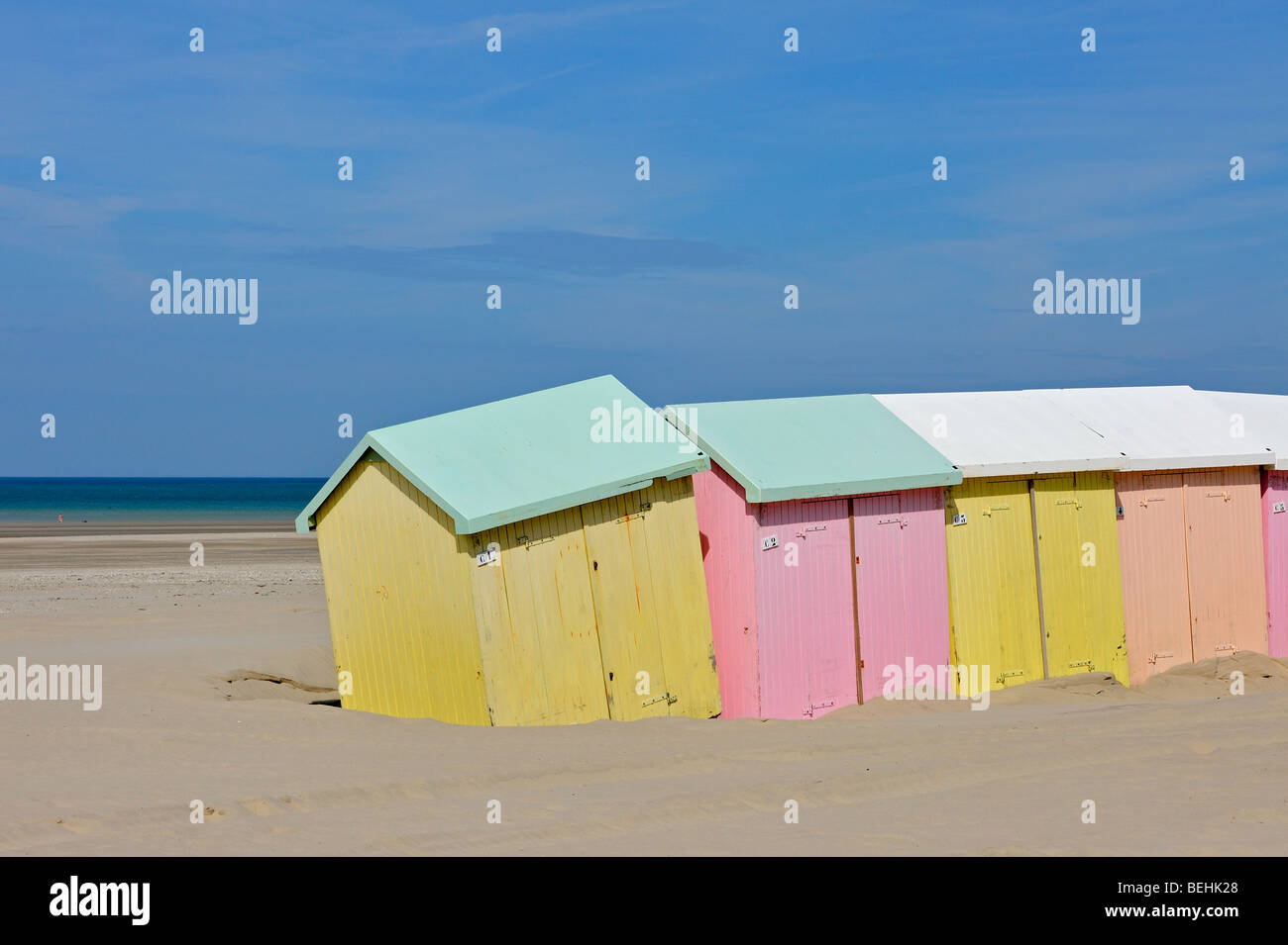 Reihe von bunten Strandkabinen in Pastellfarben entlang der Nordsee in Berck Sur Mer, Côte d ' Opale, Pas-de-Calais, Frankreich Stockfoto