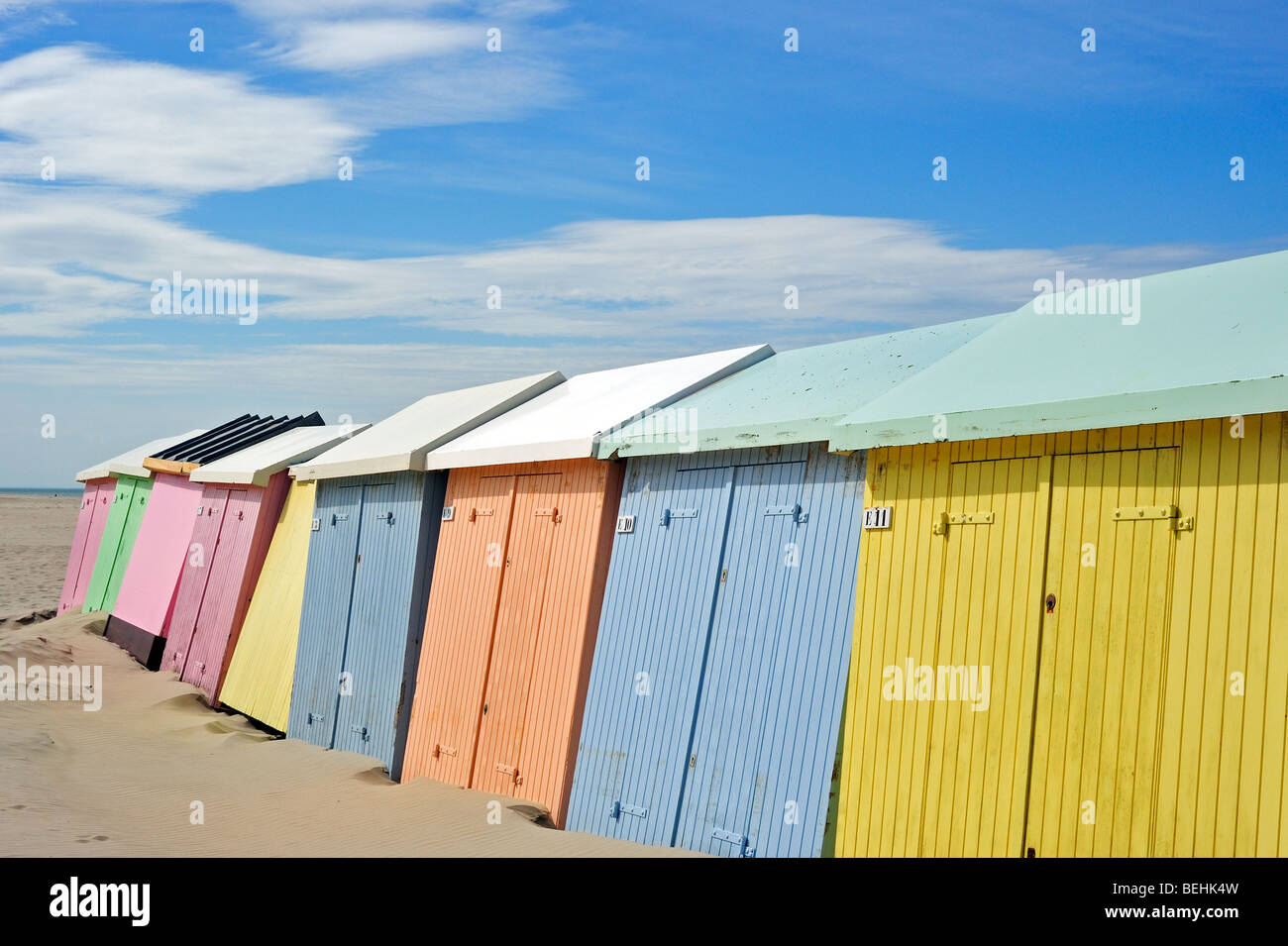 Reihe von bunten Strandkabinen in Pastellfarben entlang der Nordsee in Berck Sur Mer, Côte d ' Opale, Pas-de-Calais, Frankreich Stockfoto