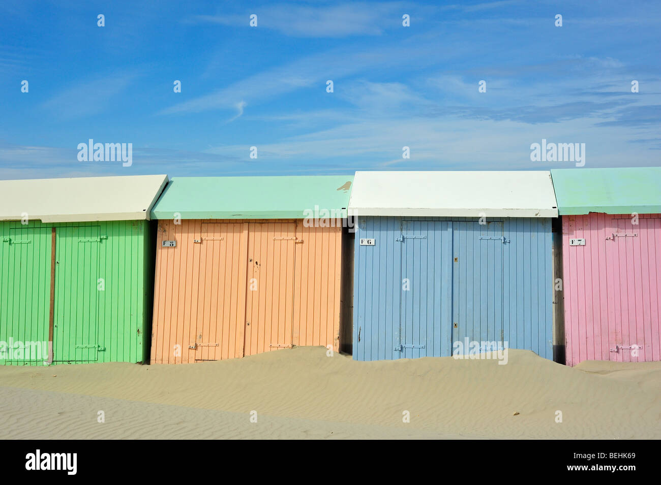 Reihe von bunten Strandkabinen in Pastellfarben entlang der Nordsee in Berck Sur Mer, Côte d ' Opale, Pas-de-Calais, Frankreich Stockfoto