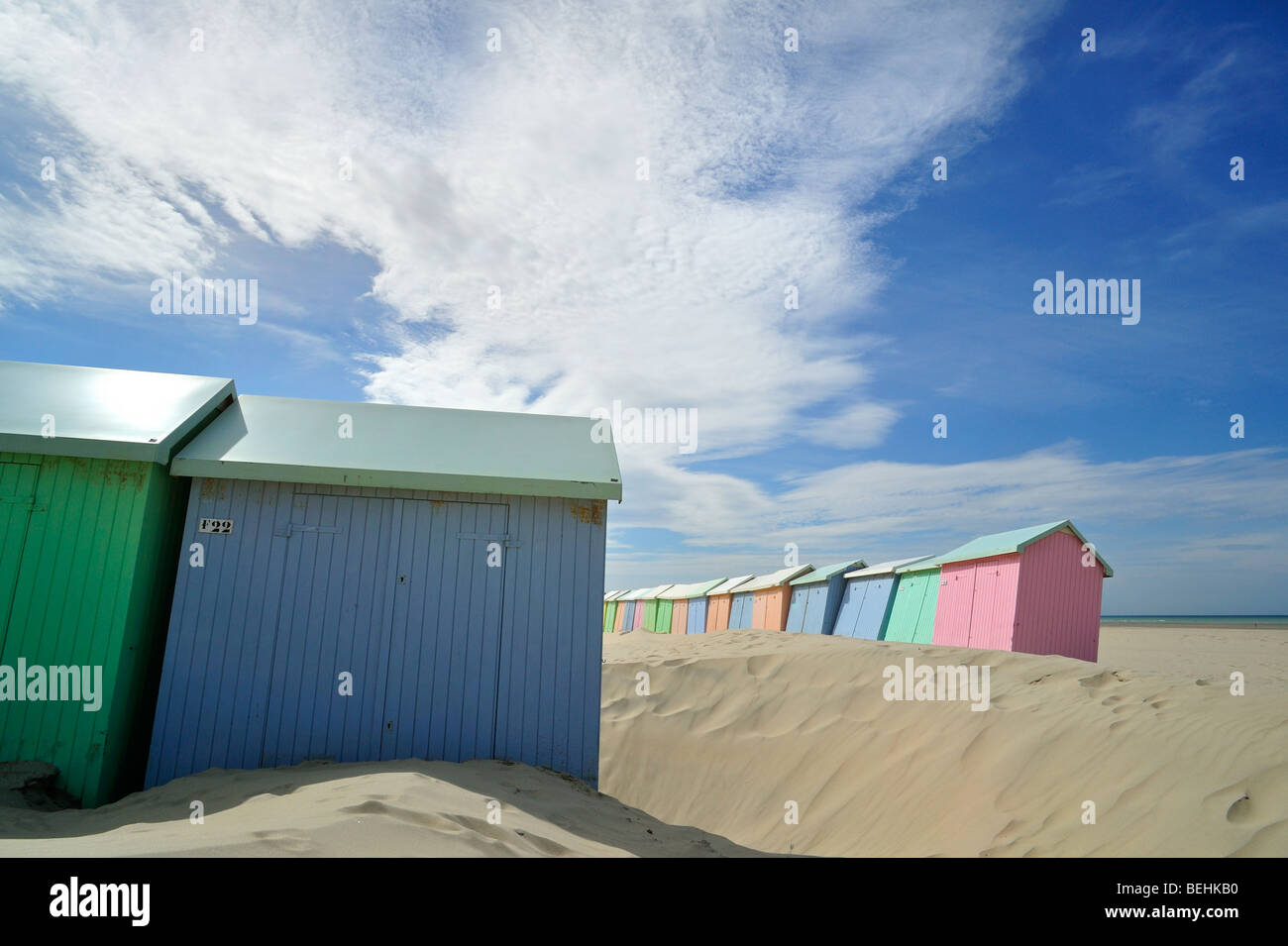 Reihe von bunten Strandkabinen in Pastellfarben entlang der Nordsee in Berck Sur Mer, Côte d ' Opale, Pas-de-Calais, Frankreich Stockfoto