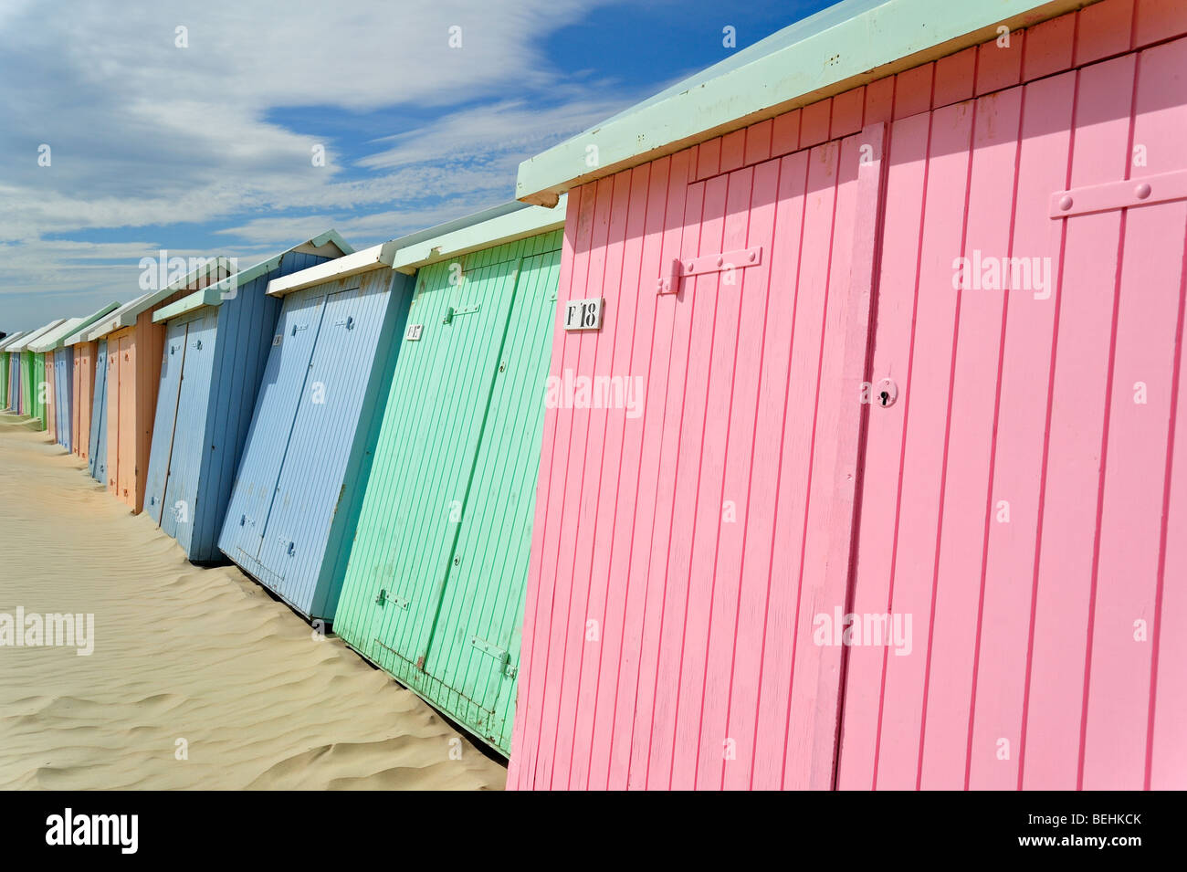 Reihe von bunten Strandkabinen in Pastellfarben entlang der Nordsee in Berck Sur Mer, Côte d ' Opale, Pas-de-Calais, Frankreich Stockfoto