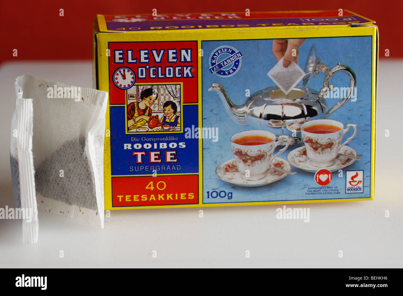 Schachtel mit Rooibos Teebeutel und zeigt Teebeutel Stockfoto