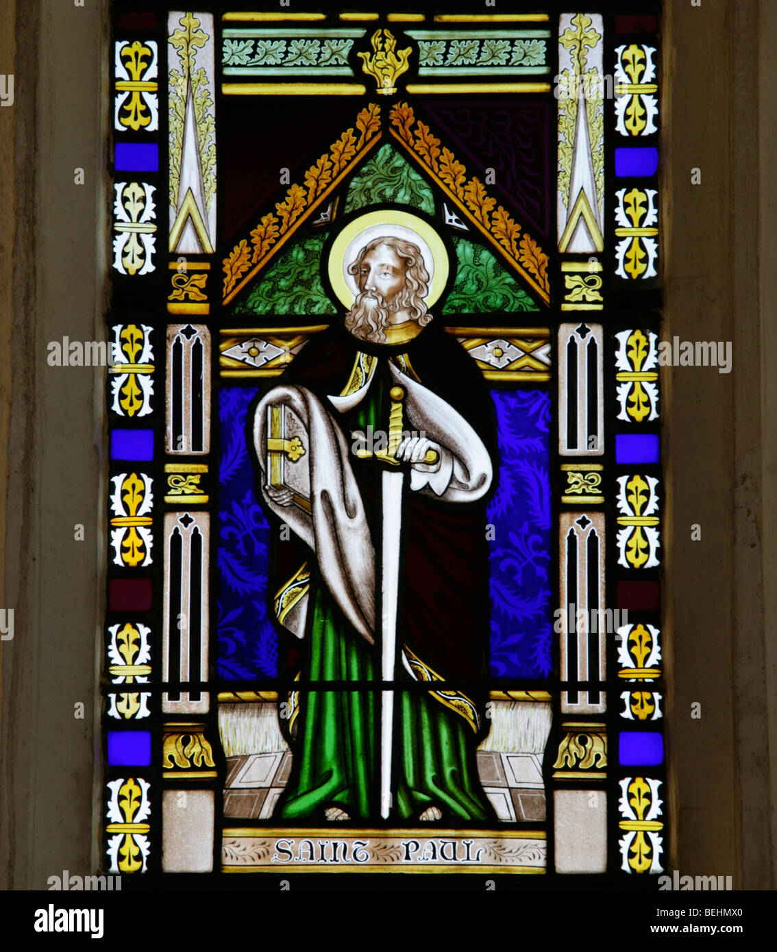 Ein Kirchenfenster von St. Paul der Apostel hält ein Schwert und Buch, All Saints Church Wighton, Norfolk Stockfoto