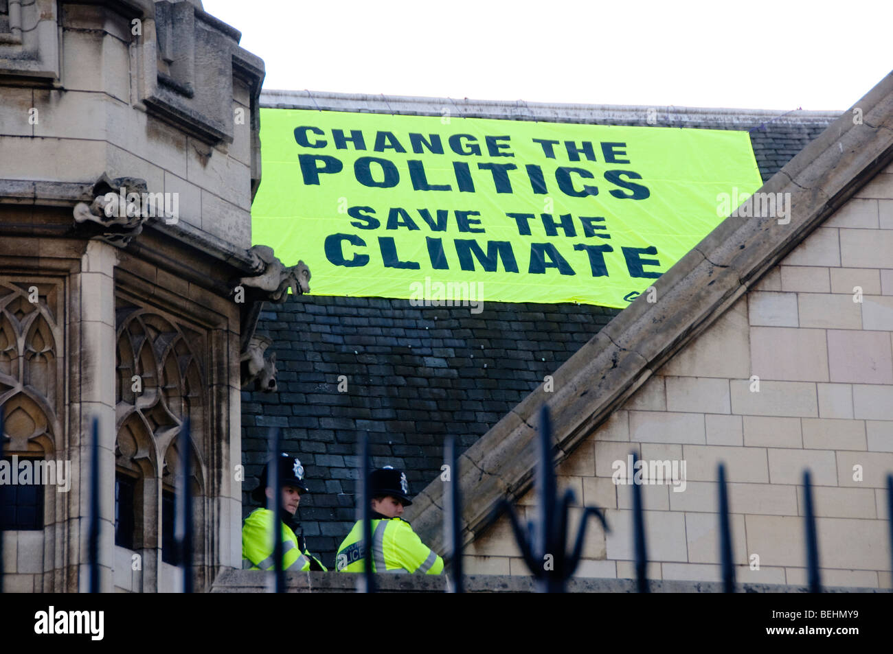 Protest von Greenpeace-Aktivisten, die das Dach des Parlaments zu besetzen und Banner sagen Änderung der Politik zu retten das Klima Stockfoto