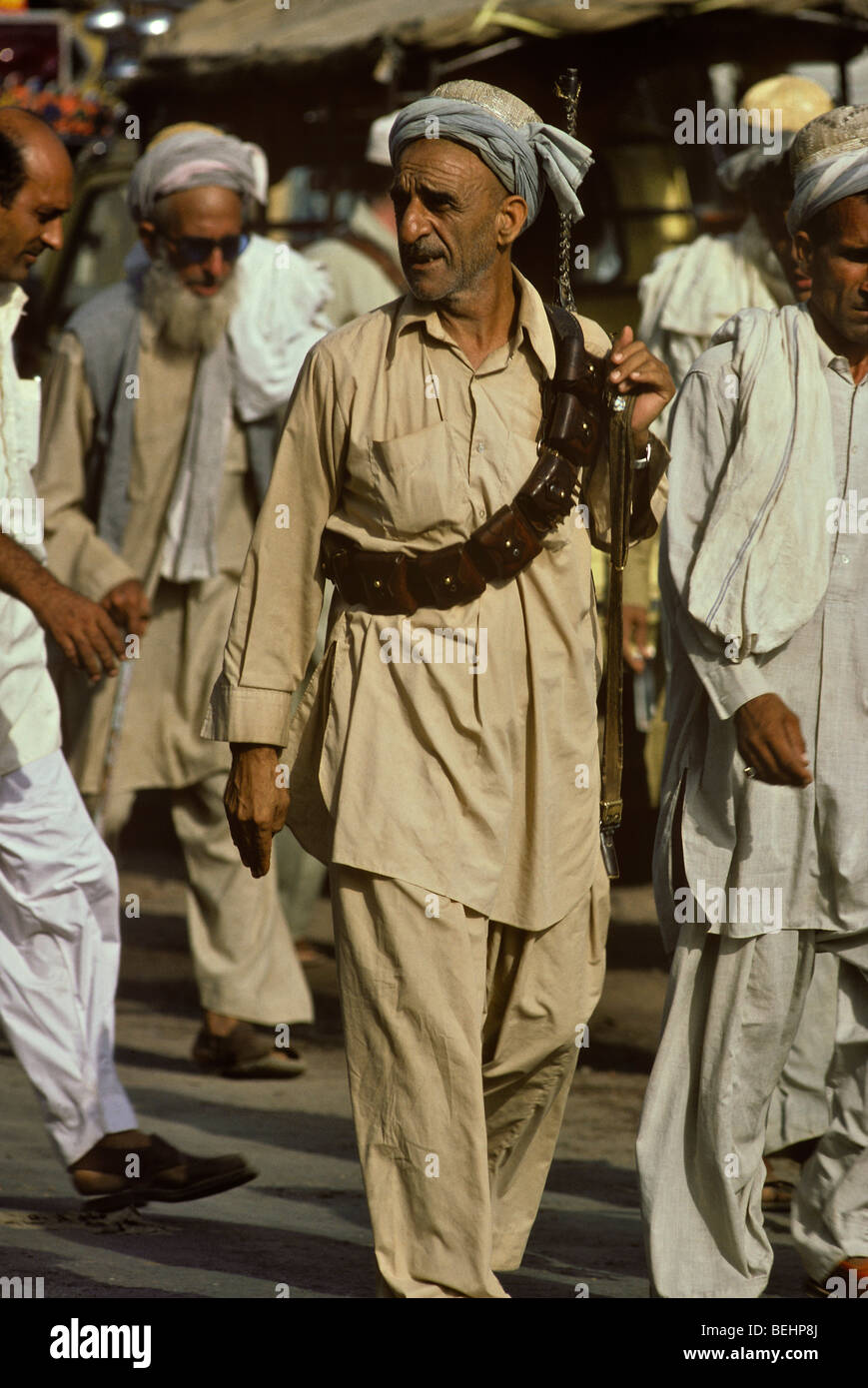 Pathan Männer zu Fuß in der Hauptstraße in Darra, Northwest Frontier, Pakistan Stockfoto