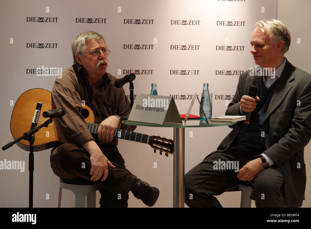 Ein Interview mit Wolf Biermann auf der Messe 2009 in Leipzig, Deutschland; Wolf Biermann ist Singer-Songwriter und dissident Stockfoto