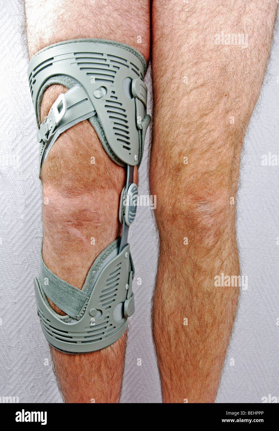 ein Mann mit einem Knie Orthese/Unterstützung auf ein Knie verletzt Stockfoto