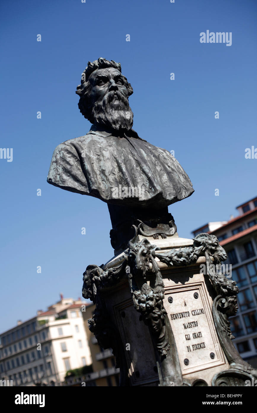 Eine Büste von Benvenuto Cellini auf der Ponte Vecchio in der toskanischen Stadt Florenz oder Firenze in Italien Stockfoto