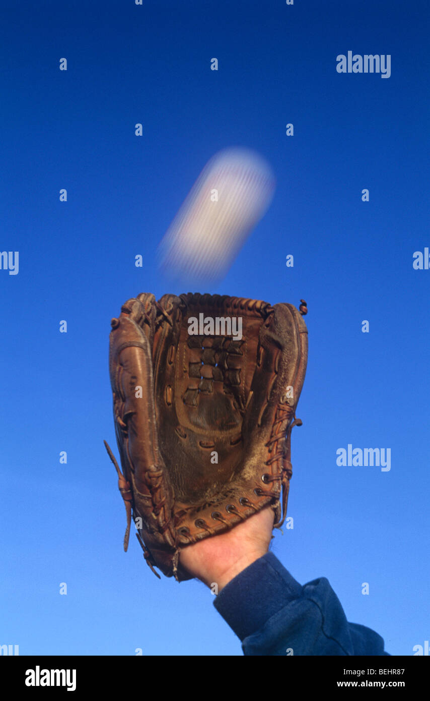 Fang einen Baseball in einem Handschuh Stockfoto