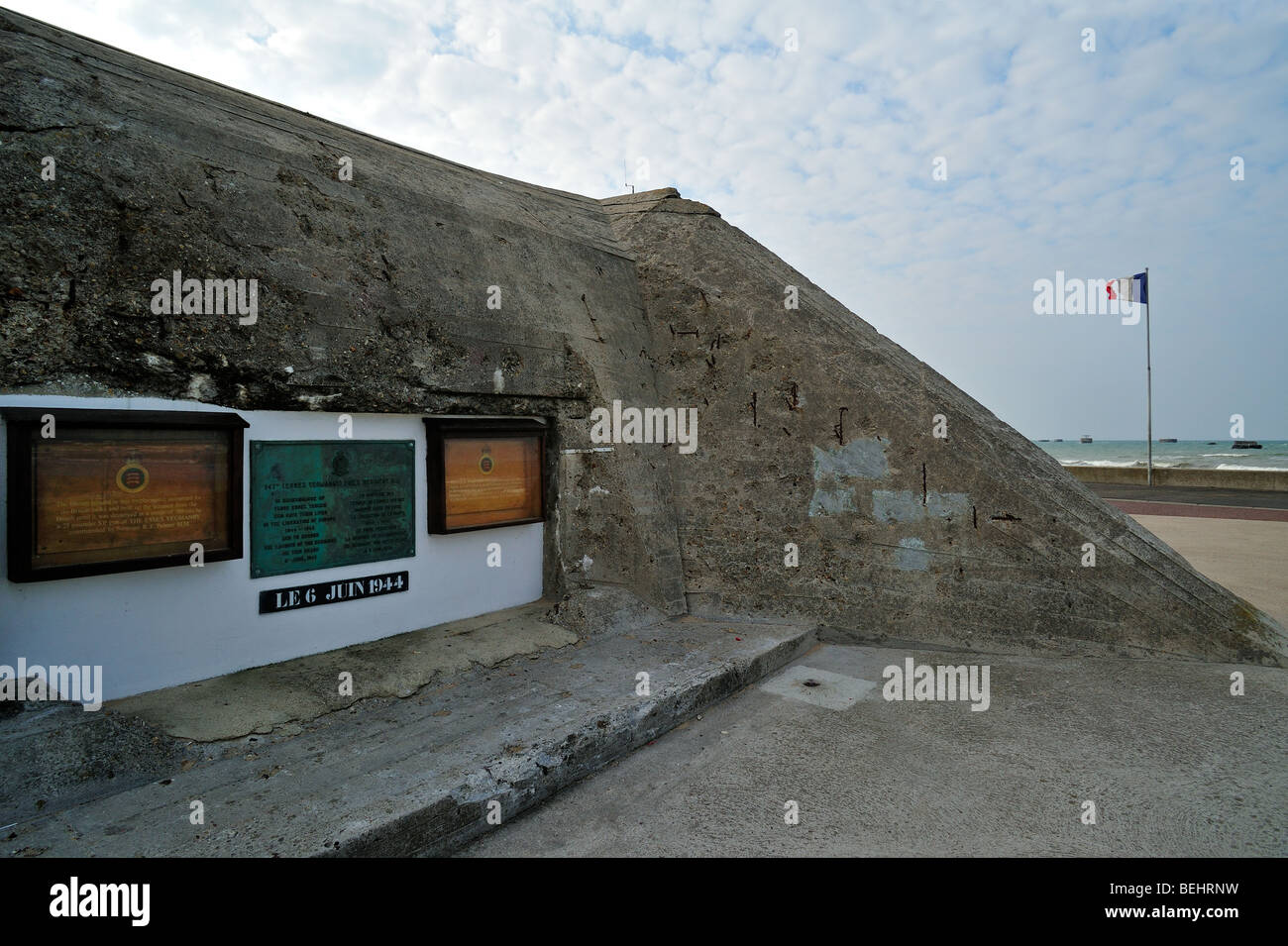 Deutsch Zweiter Weltkrieg Bunker vor dem WW2 Goldstrand an Asnelles, Normandie, Frankreich Stockfoto