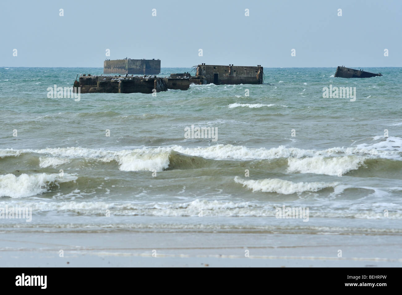 Zweiten Weltkrieg zwei konkrete Boxen, bekannt als Phoenix-Senkkästen vor WW2 Goldstrand an Asnelles, Normandie, Frankreich Stockfoto