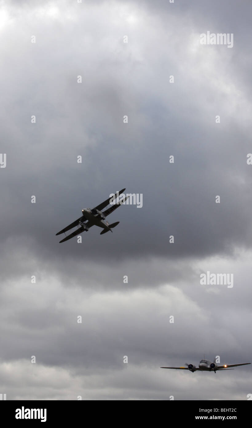 Eine De Havilland Dragon Rapide und Avro Anson fliegen über dem Flugplatz auf der Oktober-Airshow Duxford, England. Stockfoto