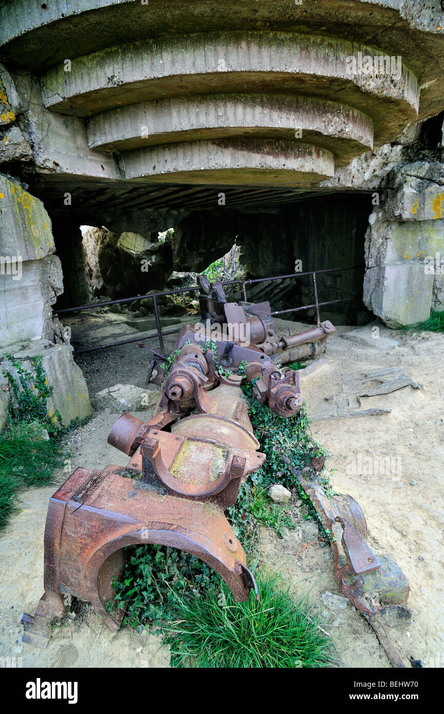Deutsche Pistole im Bunker des 2. Weltkrieges Batterie Le Chaos, Teil des zweiten Weltkrieges zwei Atlantikwall bei Longues-Sur-Mer, Normandie, Frankreich Stockfoto