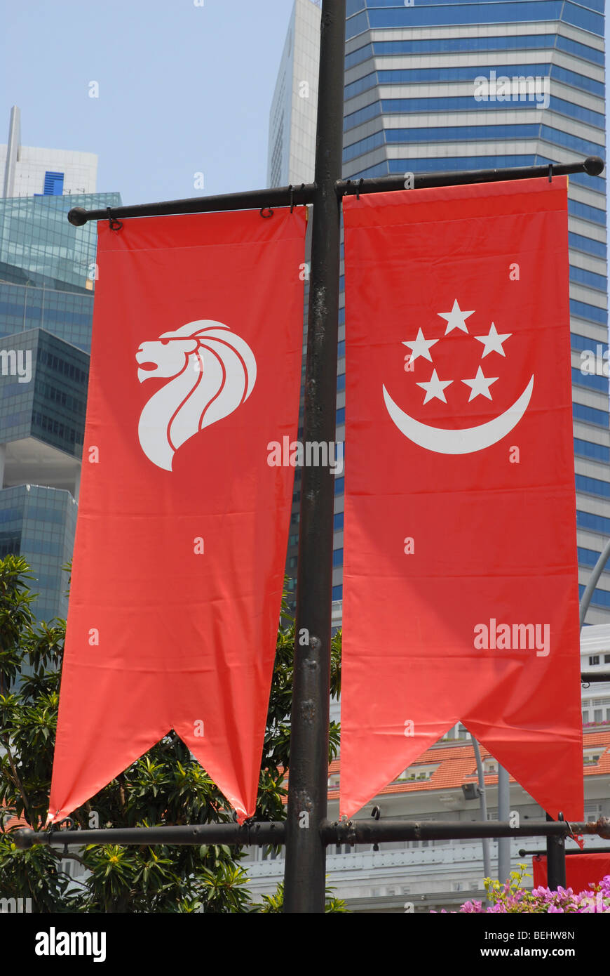 Banner Fahnen der Merlion, und Sterne und Mond, zum National Day 2009, Singapur feiern Stockfoto